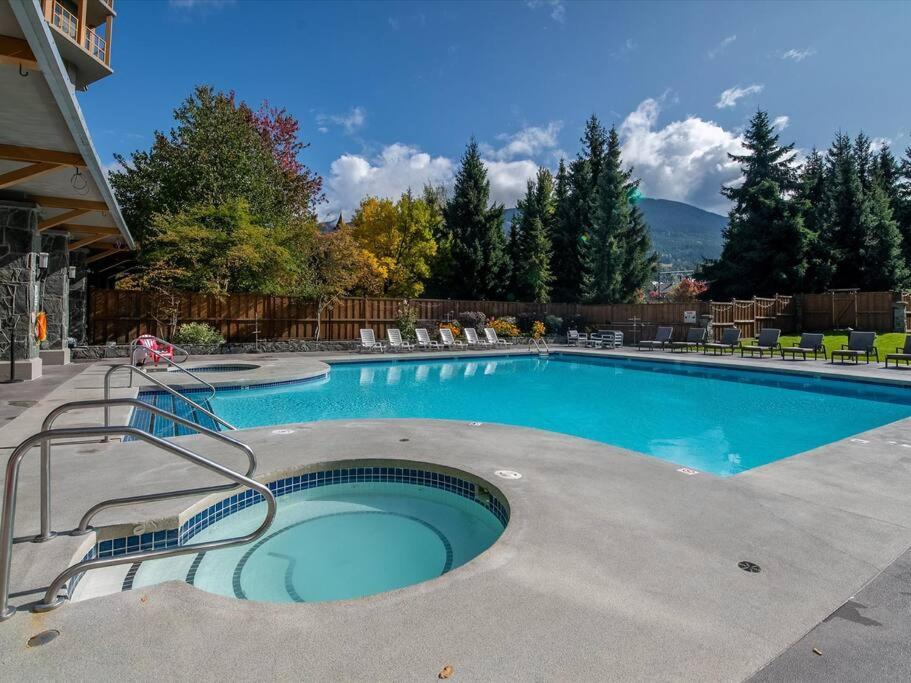 Cascade Lodge Premium Suite, With Pool & Hot Tub 惠斯勒 外观 照片