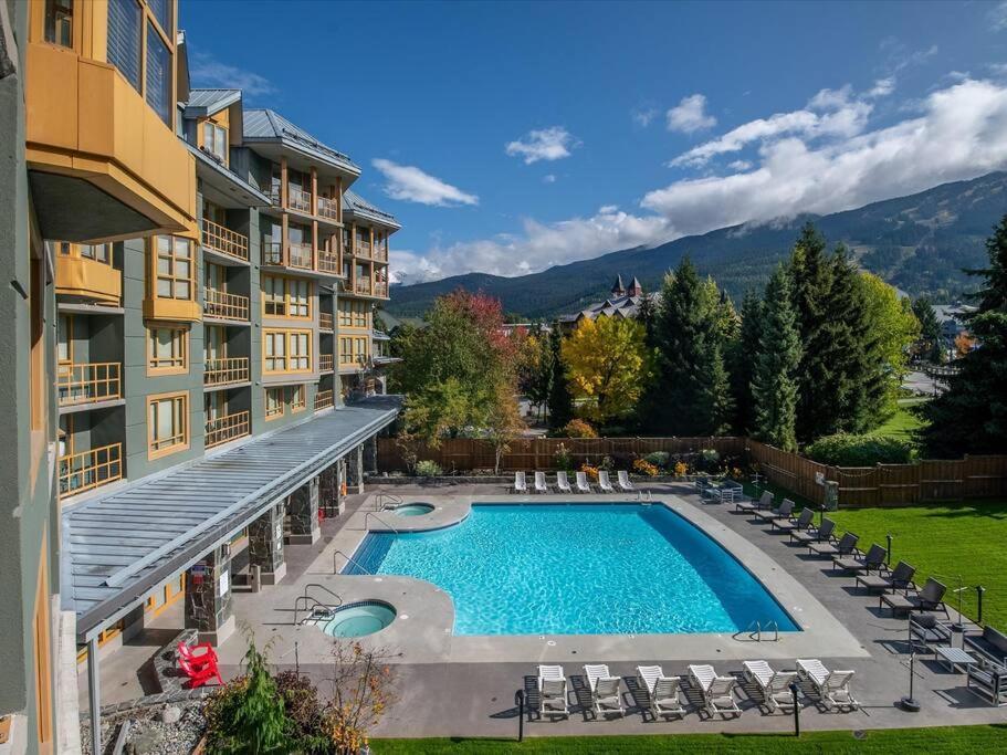 Cascade Lodge Premium Suite, With Pool & Hot Tub 惠斯勒 外观 照片